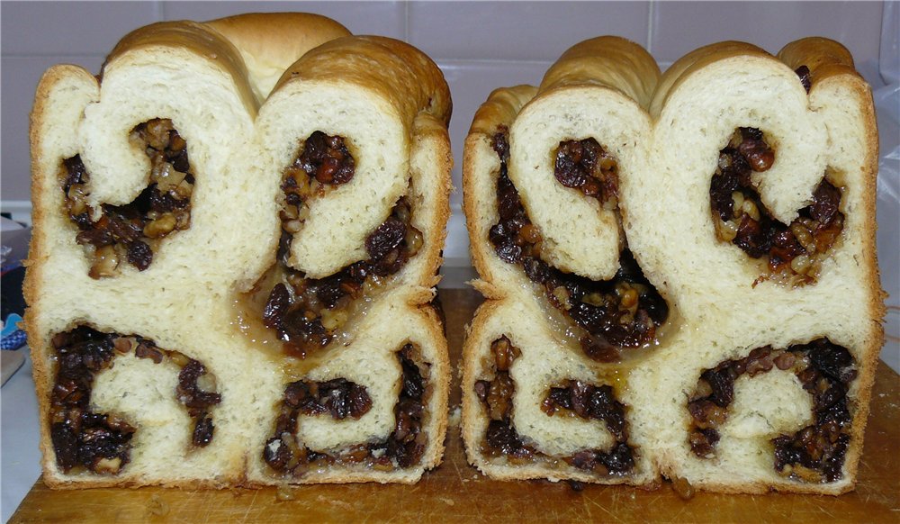 Festive bread with cinnamon, raisins and walnuts