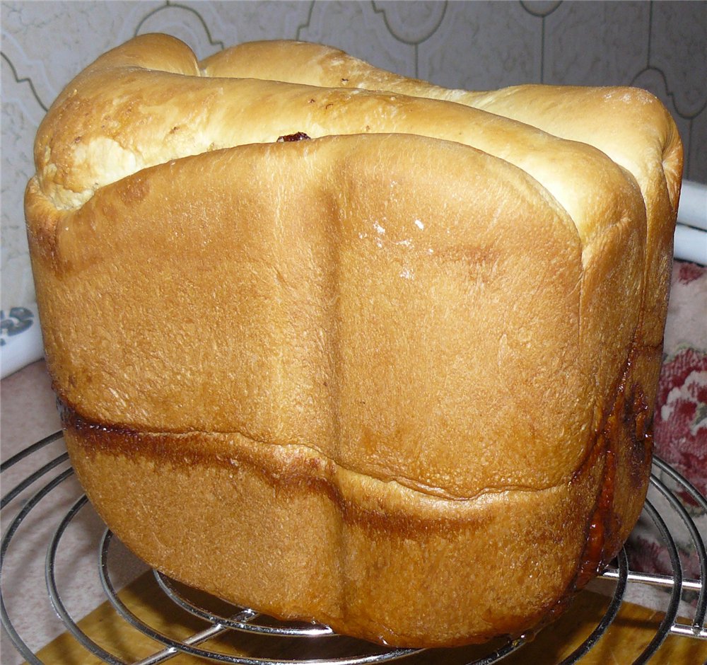 Festive bread with cinnamon, raisins and walnuts