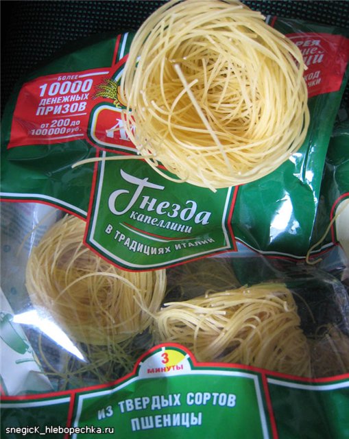 Capellini - vermicelli ligzdas, ar sēnēm, pupiņām un ceptiem gurķiem.