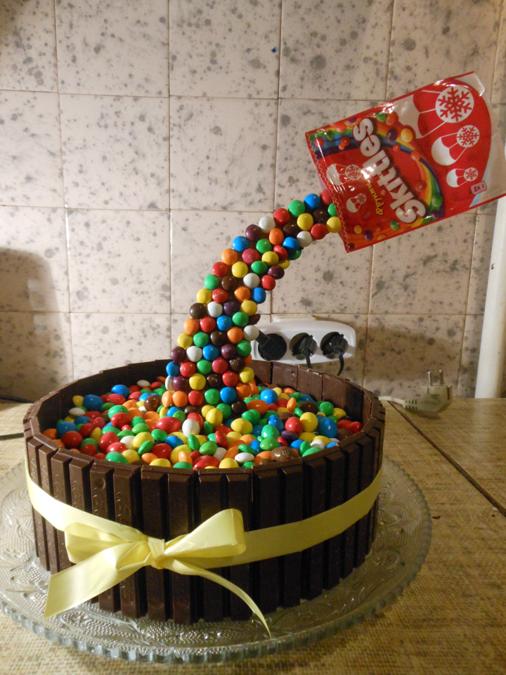 Kake med M&M og Kit Kat sjokolade (dekorasjonsverksted)