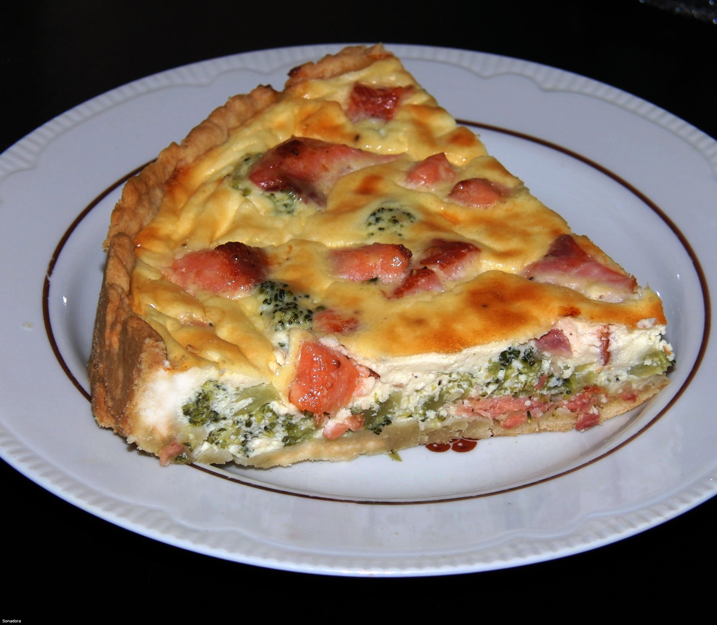 Pie with salmon, broccoli and cottage cheese