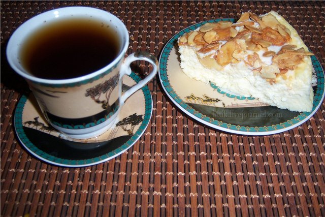 Ostekake med karamelliserte mandler