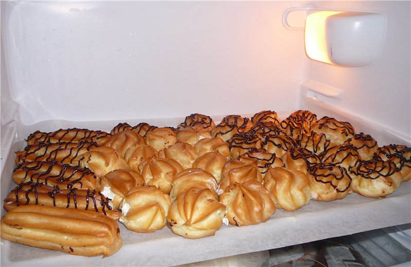 Eclairs og profiteroles med vaniljesaus, pisket krem ​​og Philadelphia ost