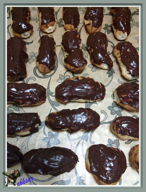 Profiteroles hoặc eclairs