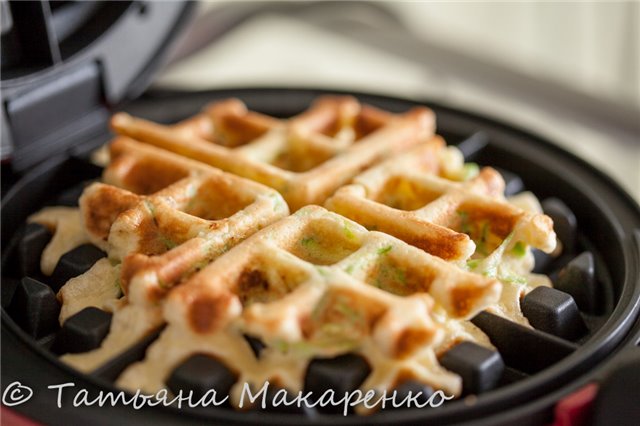 Bánh quế Zucchini trong bánh quế GF-020 Waffle Pro