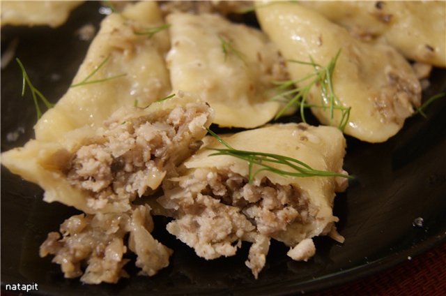 Dumplings med kjøtt- og soppdressing.