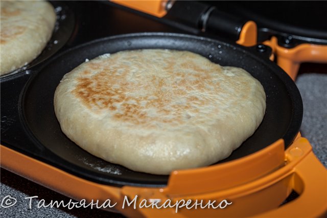 Itāļu kraukļi Tigella (tortiljas, kas ceptas pannā uz mīklas ar speķi)