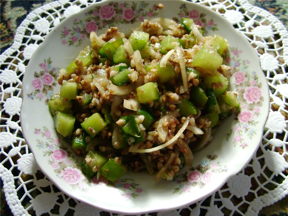 Salad dưa chuột tươi với kiều mạch