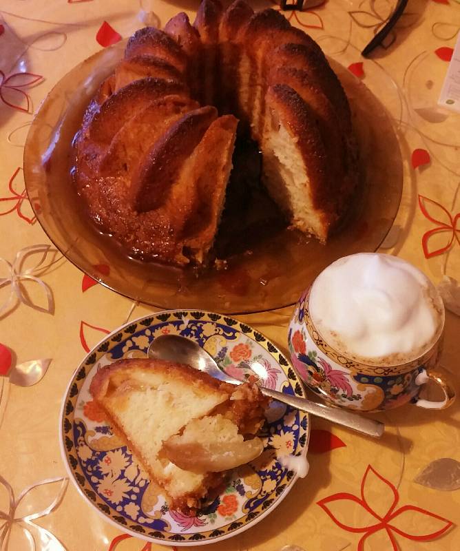 Høstostkake med epler og karamellsaus