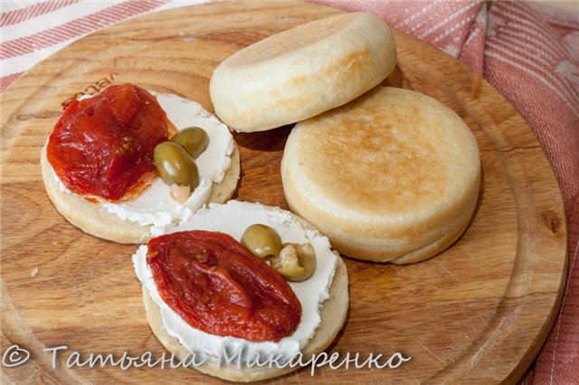 Itāļu kraukļi Tigella (tortiljas, kas ceptas pannā uz mīklas ar speķi)