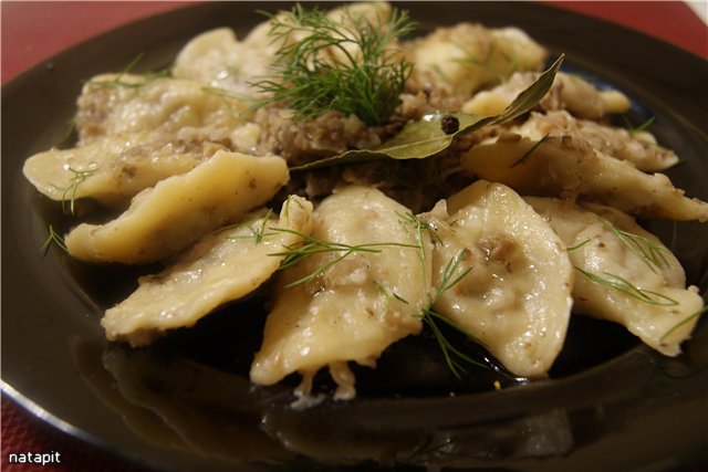 Dumplings med kjøtt- og soppdressing.