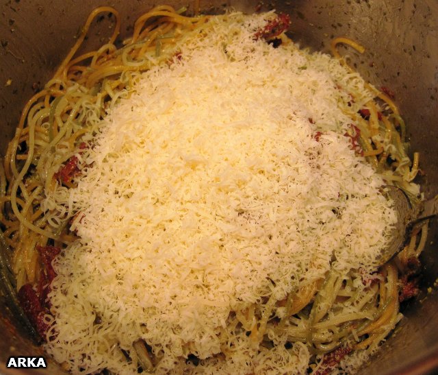 Pasta med soltørkede tomater og pesto