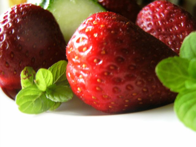 Strawberry salad with cilantro pesto sauce