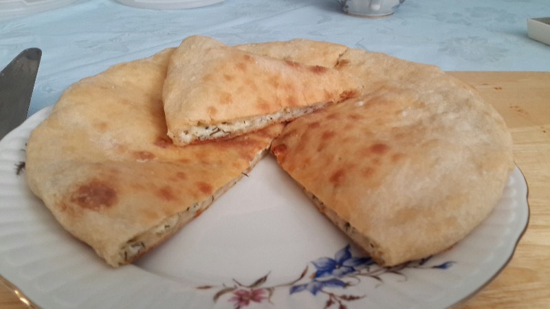 Khachapuri trong tiệm làm bánh pizza Ferrari