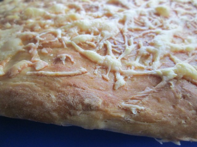 Potetfocaccia med ost og bakt hvitløk