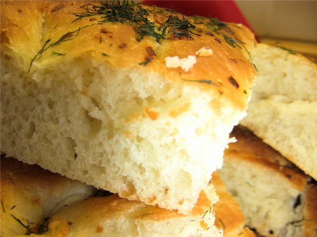 Focaccia ar ķiplokiem un dillēm