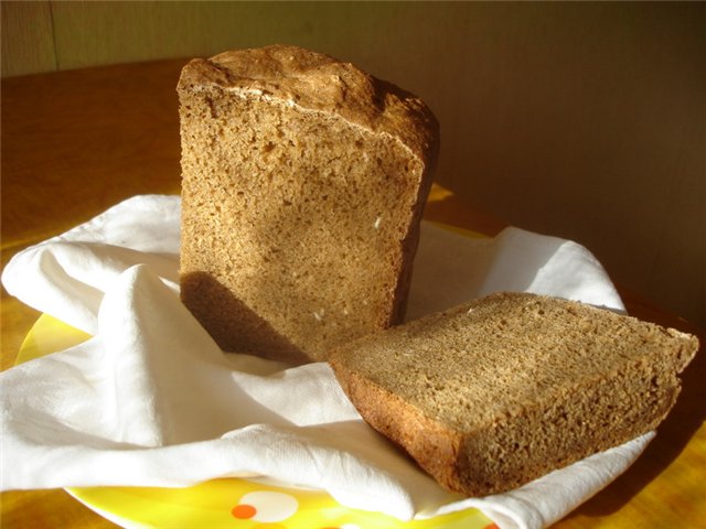 Svart rugbrød i en brødmaker