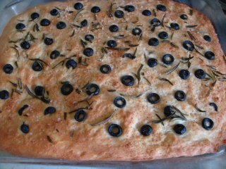 Focaccia ar rozmarīnu un olīvām