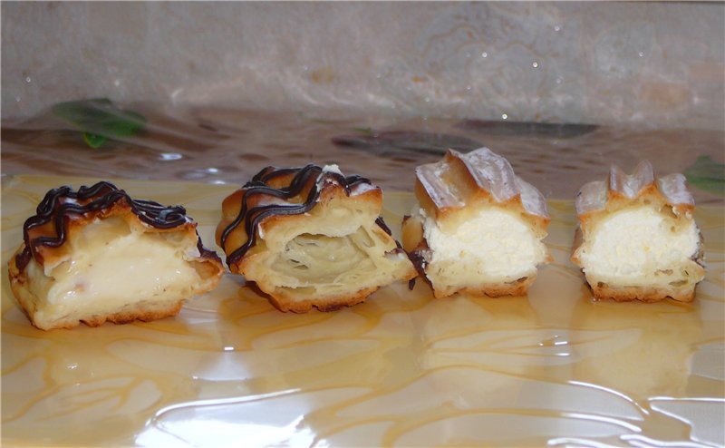 Eclairs og profiteroles med vaniljesaus, pisket krem ​​og Philadelphia ost