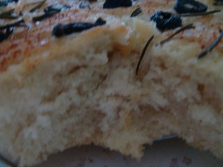 Focaccia ar rozmarīnu un olīvām