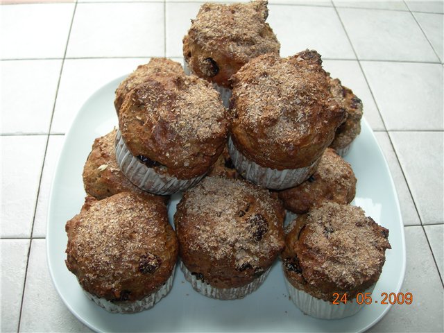 Sjokolade-kaffe cupcakes med nøtter, kanel og rosiner