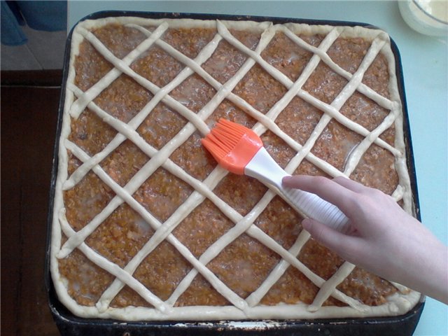 Open pie with apples and dried apricots