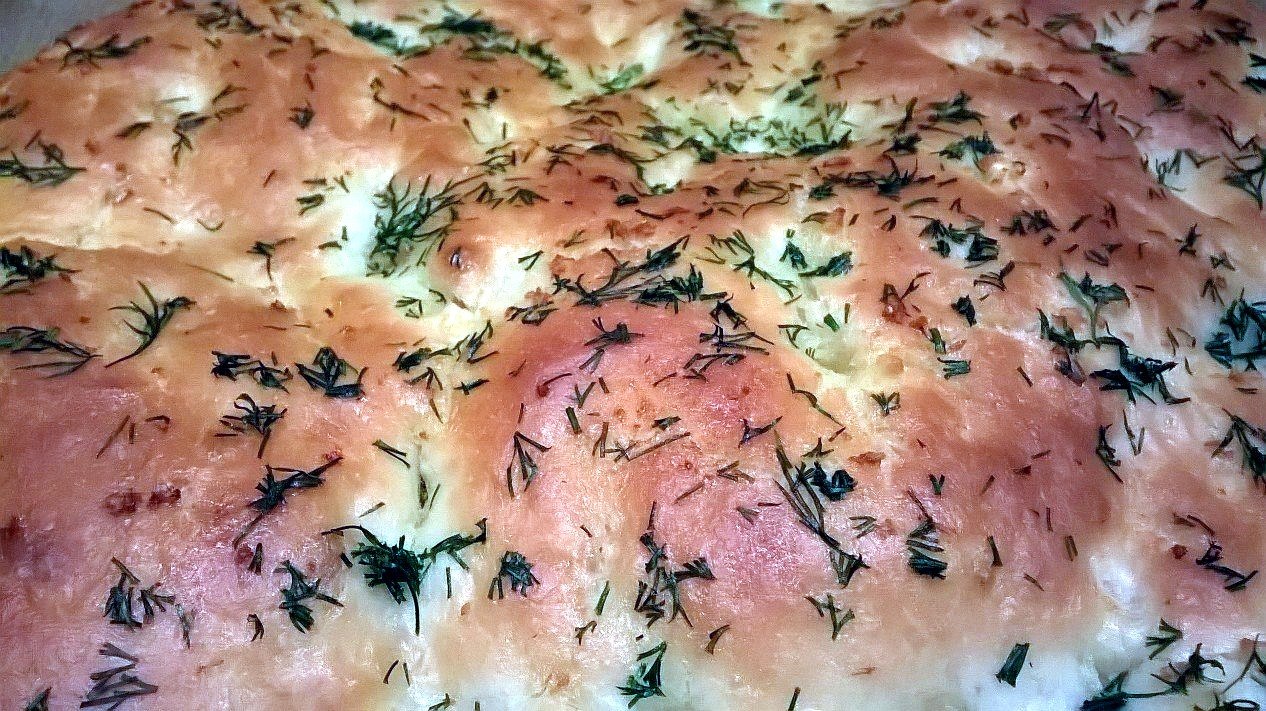 Focaccia ar ķiplokiem un dillēm