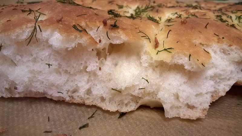 Focaccia ar ķiplokiem un dillēm