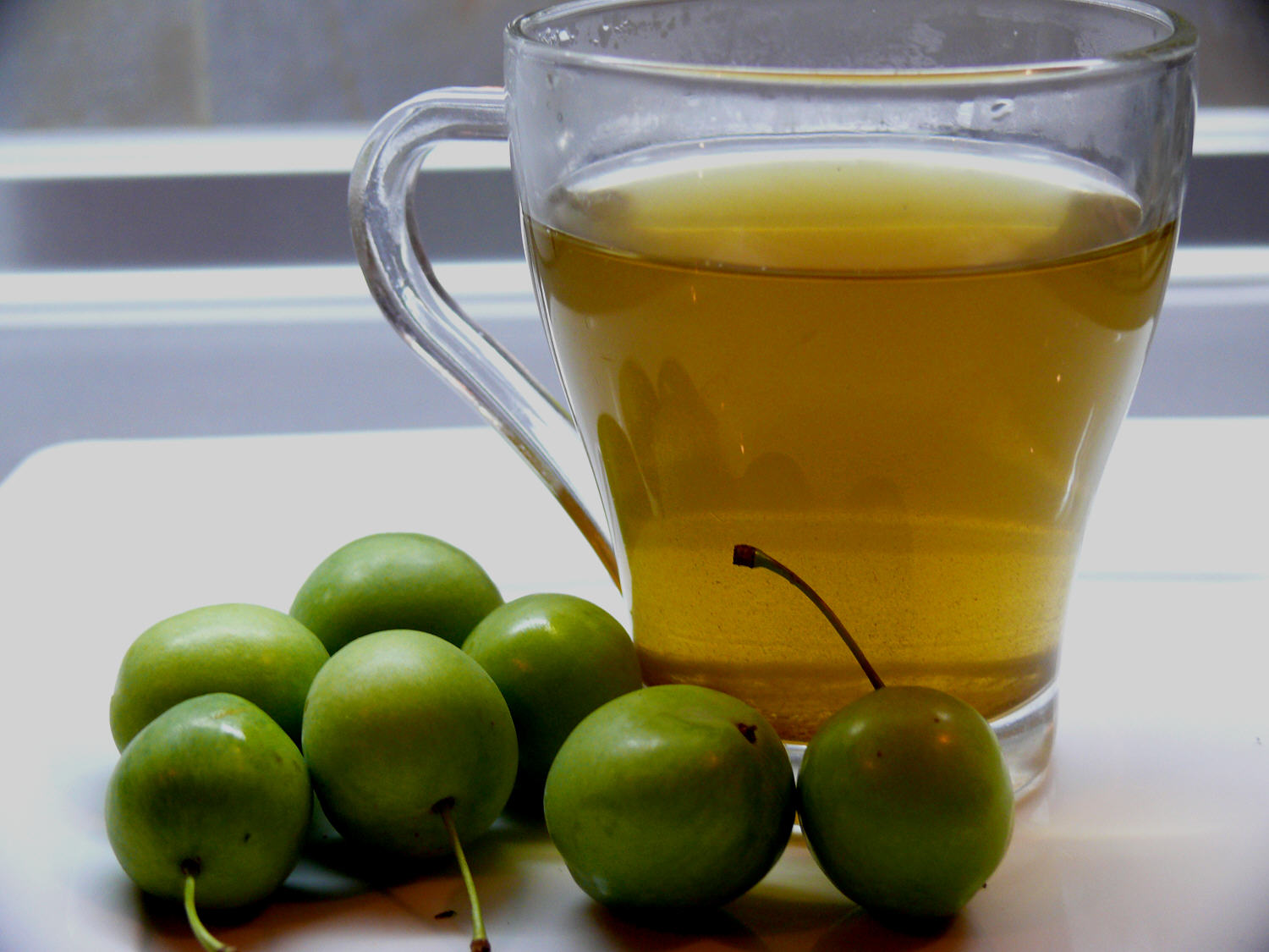 Fermented tea made from leaves of garden and wild plants (master class)