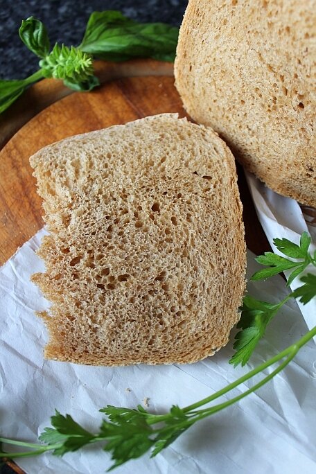 Deilig hvitt brød med malt i en brødmaskin