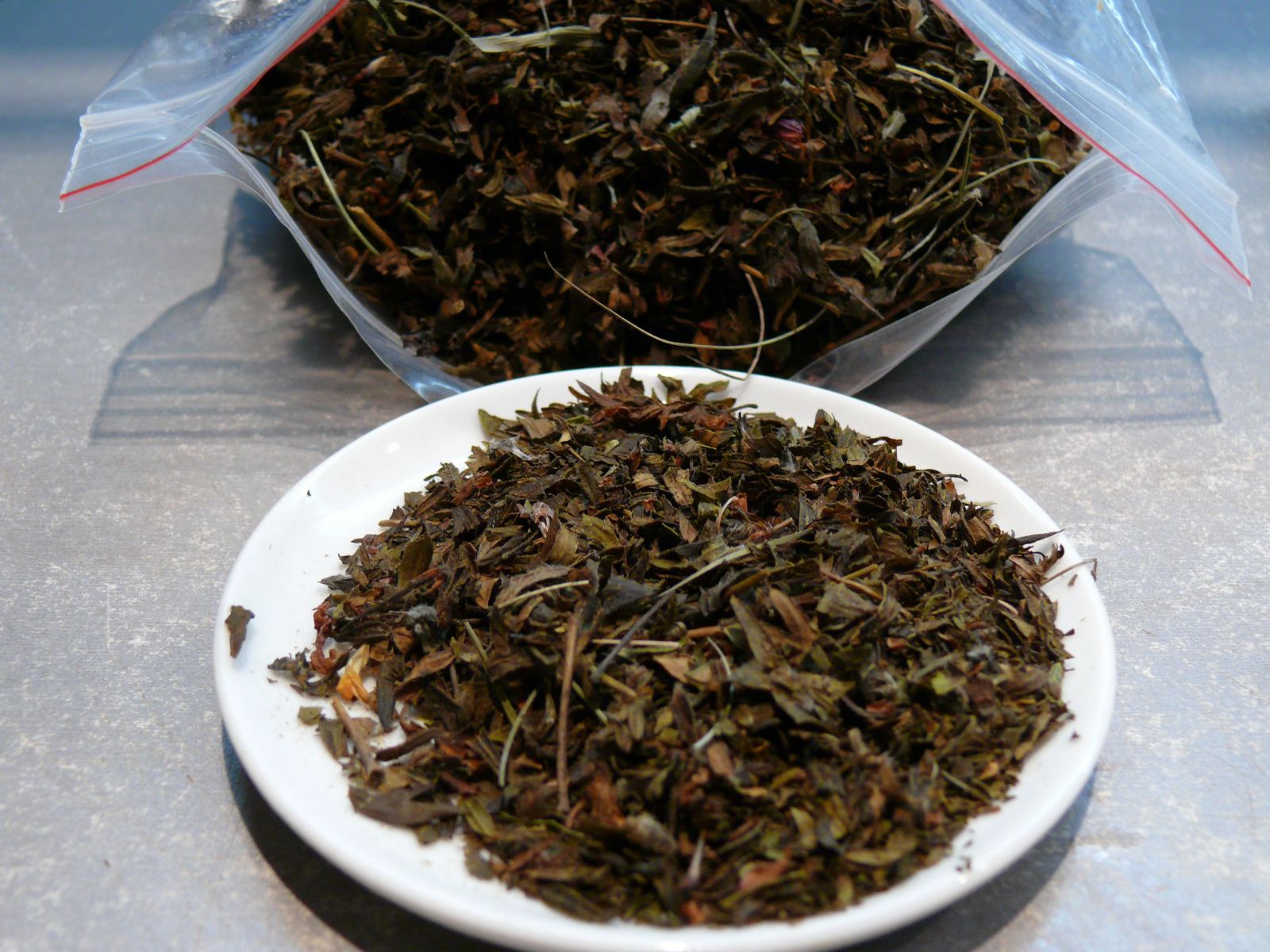 Fermented tea made from leaves of garden and wild plants (master class)