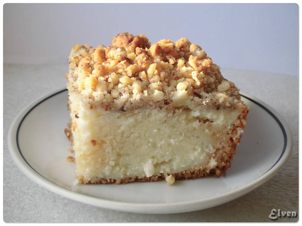 Cottage cheese pie with nut streusel