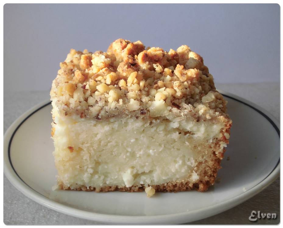 Cottage cheese pie with nut streusel