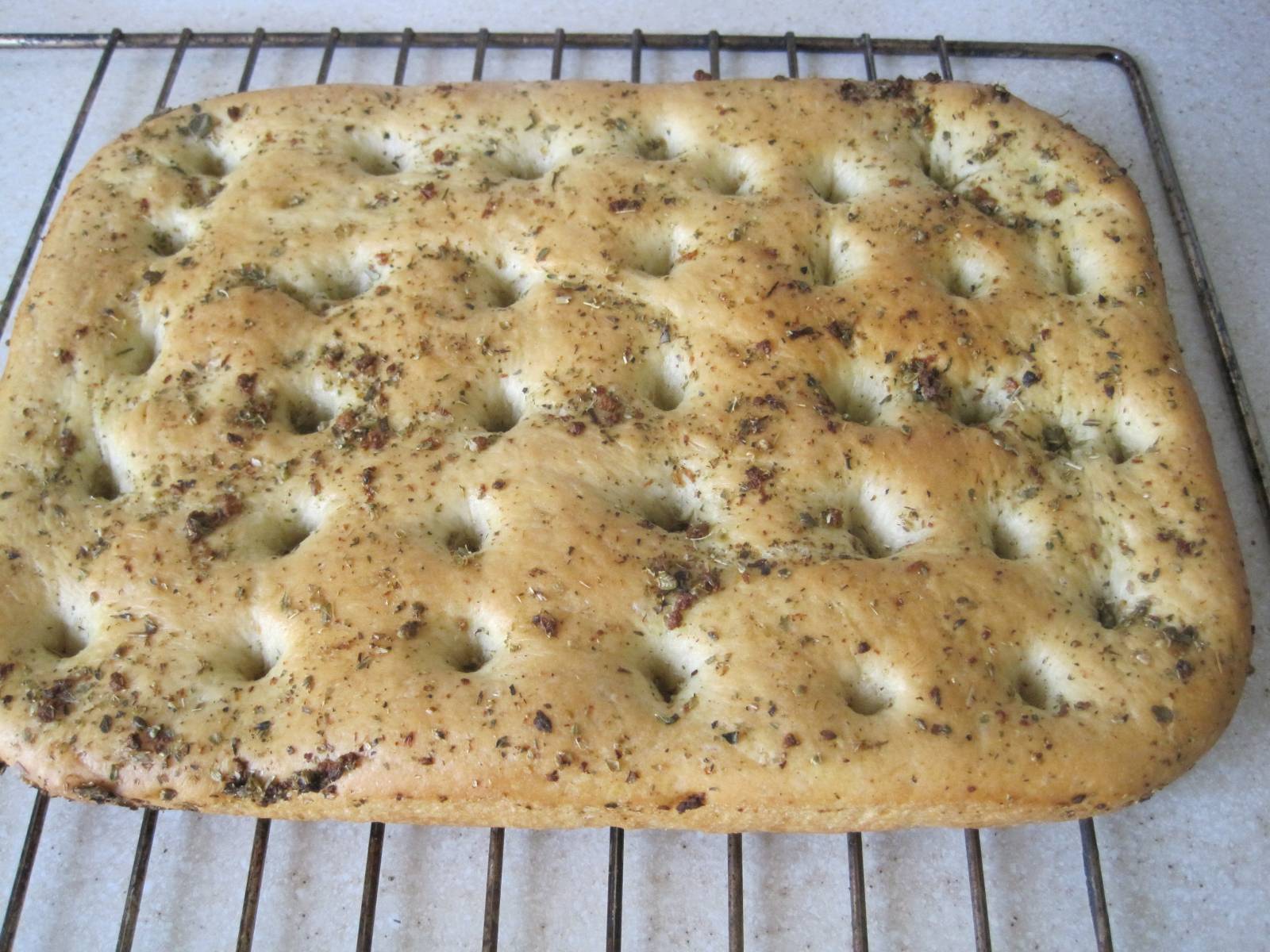 Focaccia ar ķiplokiem un dillēm